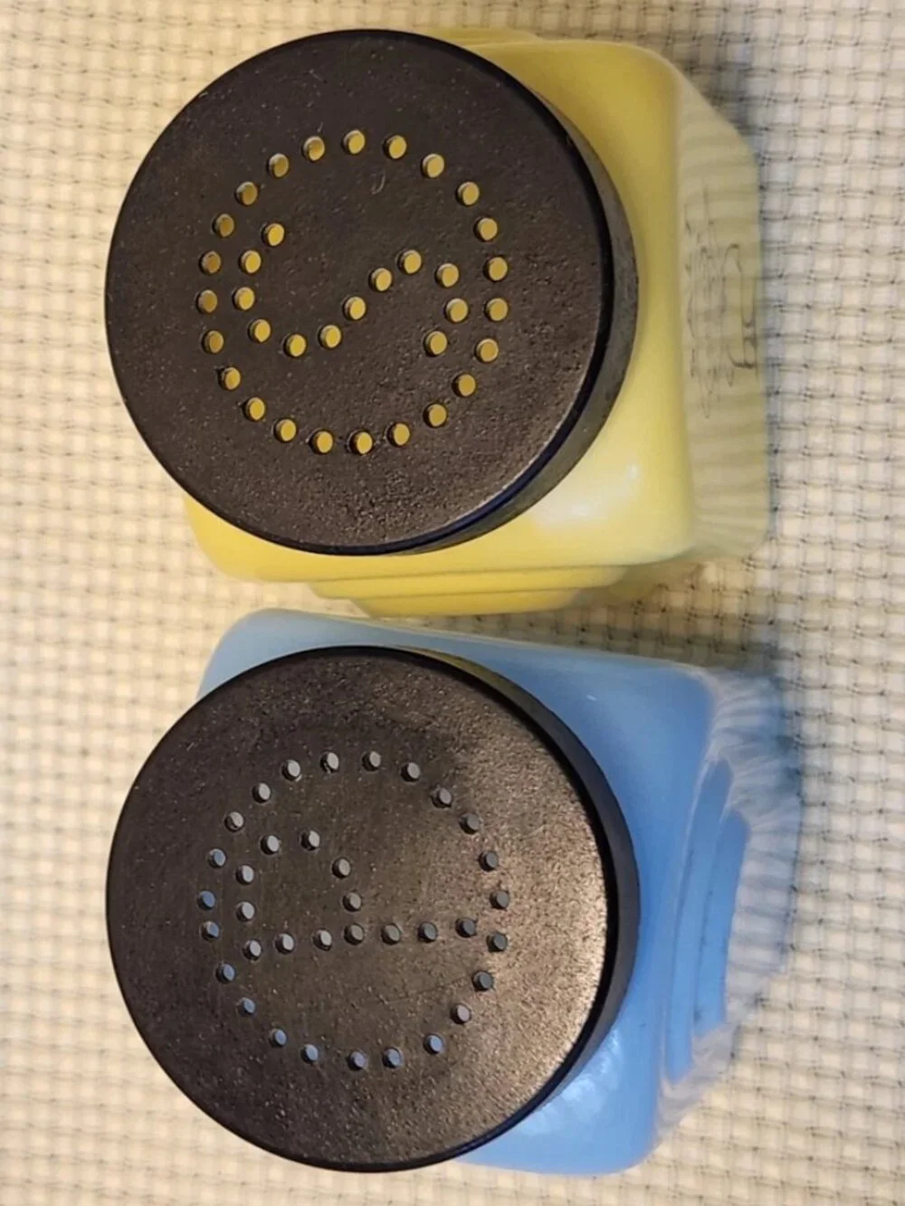 1930s McKee Roman Arch Salt Pepper Shakers Yellow/Blue Bakelite ZAY Lids J-37 - Picture 14 of 16